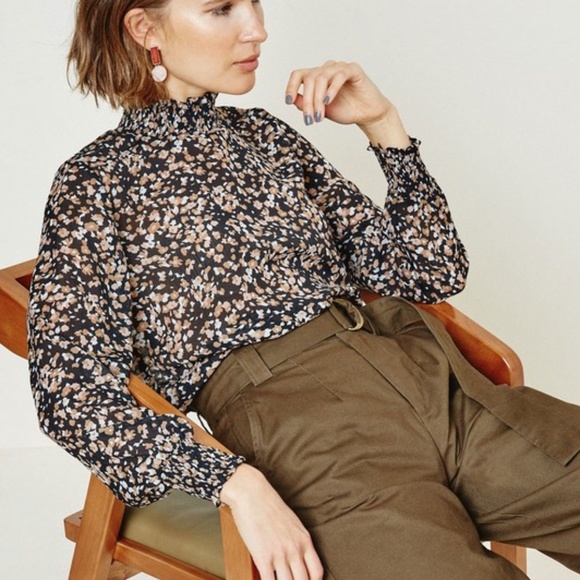 Last 1! NWT Floral Smocked Neck blouse top - Picture 3 of 5